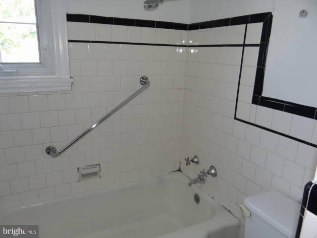 765 Charing Cross Road Baltimore, MD 21229 - Photo 17 of 22 CERAMIC BATH.