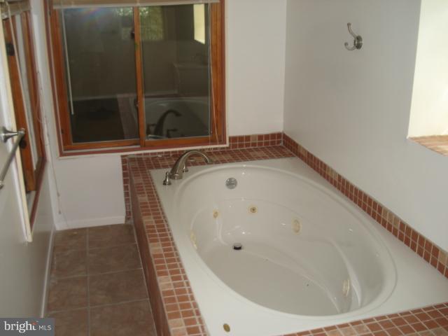 765 Charing Cross Road Baltimore, MD 21229 - Photo 22 of 22 JETTED SOAKING TUB.