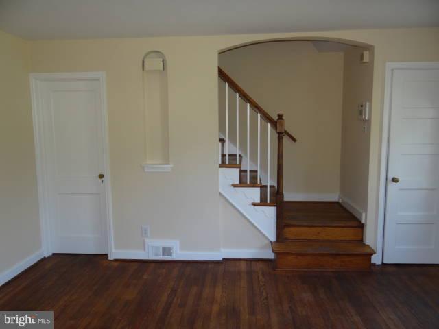 765 Charing Cross Road Baltimore, MD 21229 - Photo 4 of 22 STAIRCASE.