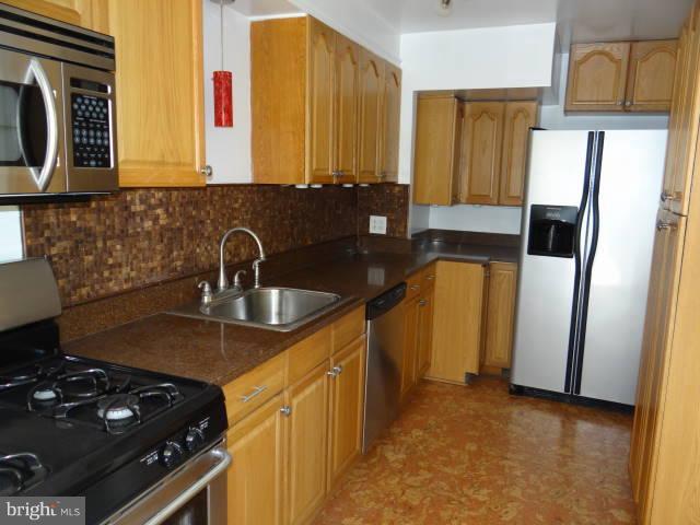 765 Charing Cross Road Baltimore, MD 21229 - Photo 7 of 22 GRANITE, STAINLESS AND MORE DETAIL.