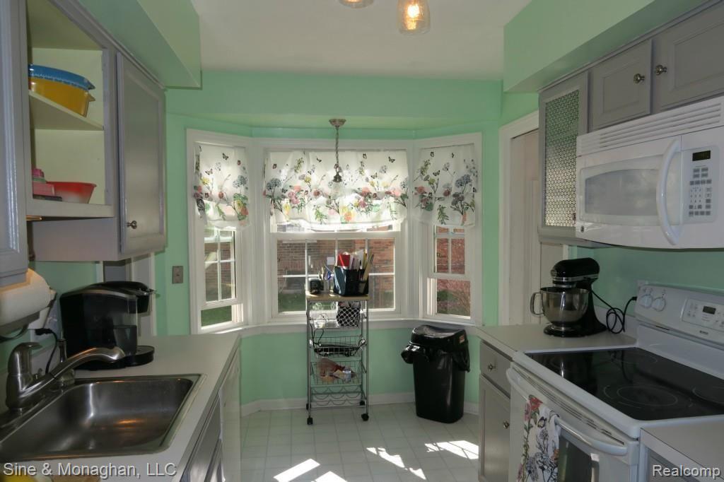 1022 Roslyn Road Grosse Pointe, MI 48236 - Photo 12 of 21 img_1029.jpg