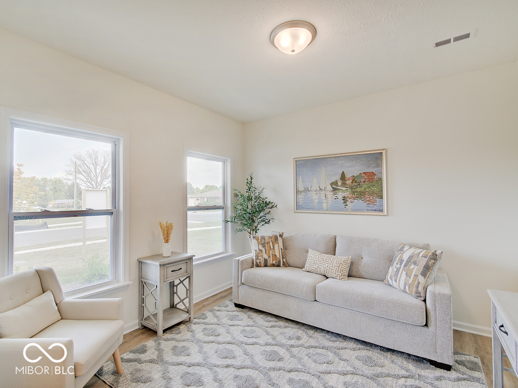 3923 Windstar Way Columbus, IN 47203 - Photo 4 of 41