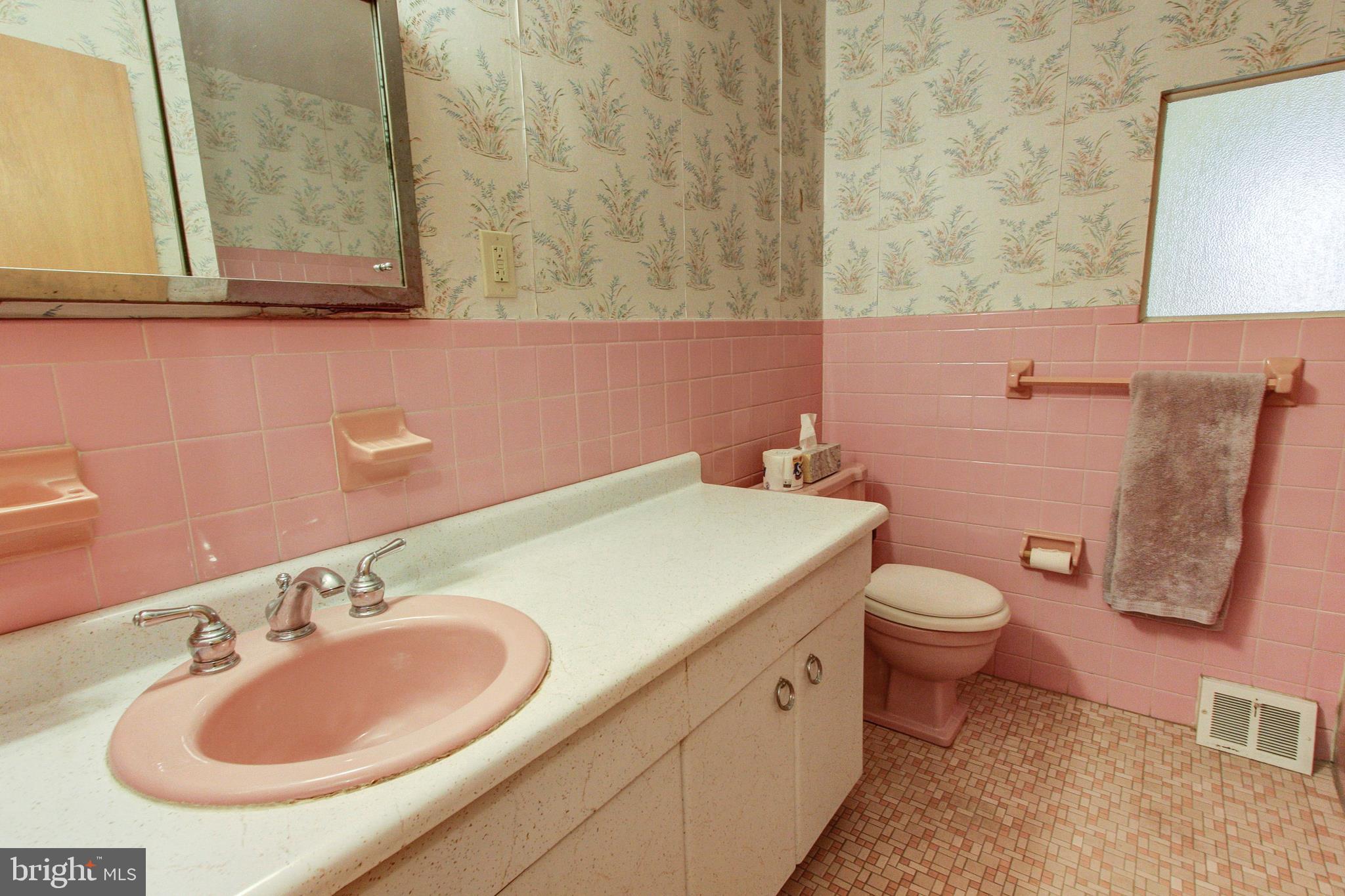 60 Autumn Road Southampton, PA 18966 - Photo 14 of 17 Hall Bathroom