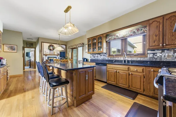 $4,750 | 912 Stonebridge Way, Woodridge, IL 60517