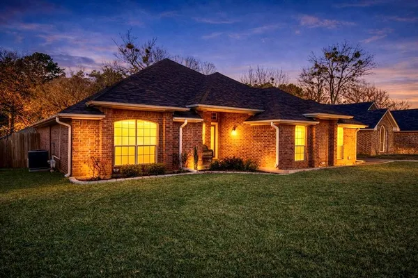 a view of an house with backyard and garden