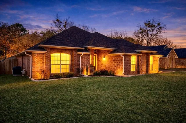 a view of an house with backyard and garden