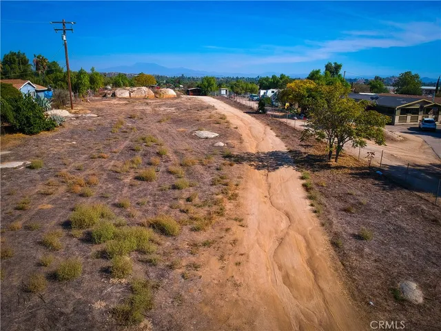 a view of a yard with a yard