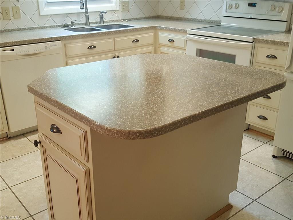 6902 Tulane Drive High Point, NC 27263 - Photo 13 of 30 Gallery Image 13