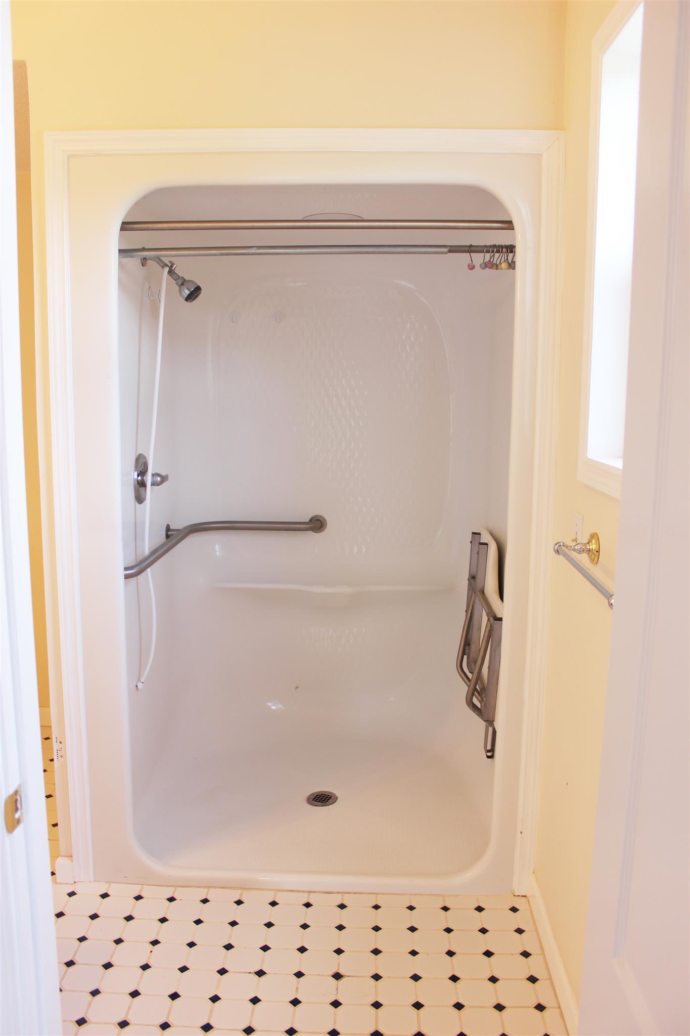 429 Williams Road Morrison, TN 37357 - Photo 13 of 30 a bathroom with a bathtub