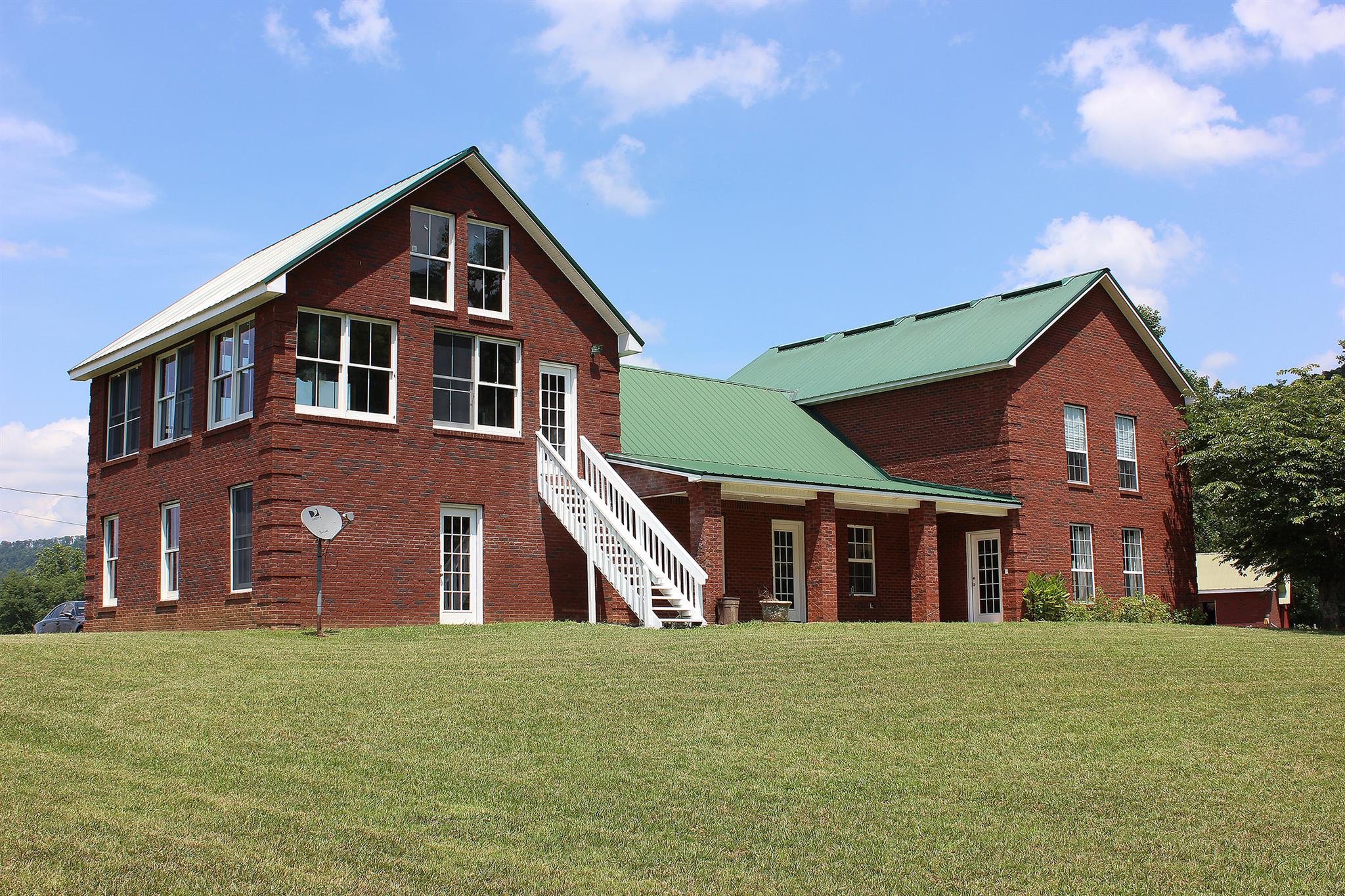 429 Williams Road Morrison, TN 37357 - Photo 4 of 30 a front view of a house with a garden