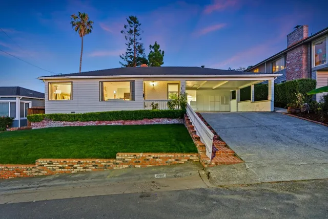 a view of a house with a yard
