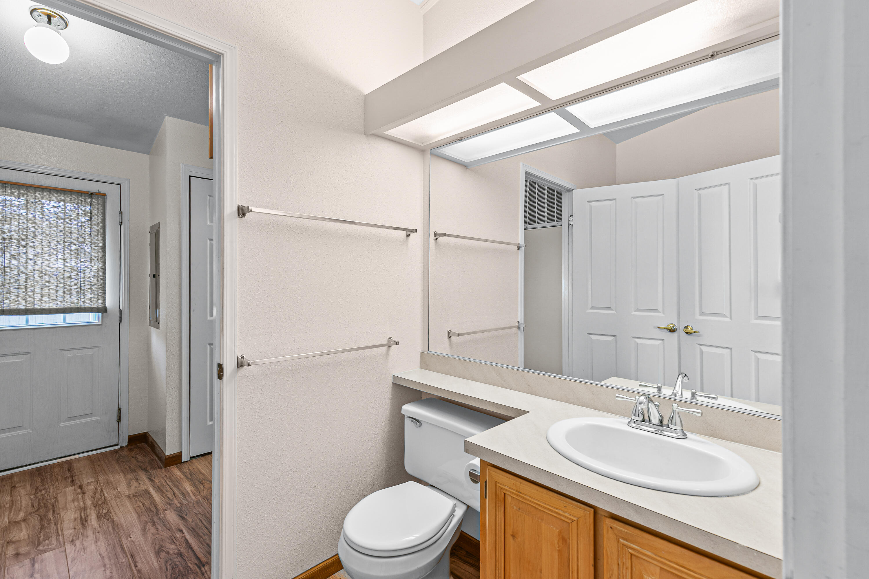 555 Freeman Road, Unit 251 Central Point, OR 97502 - Photo 13 of 30 Bathroom 1