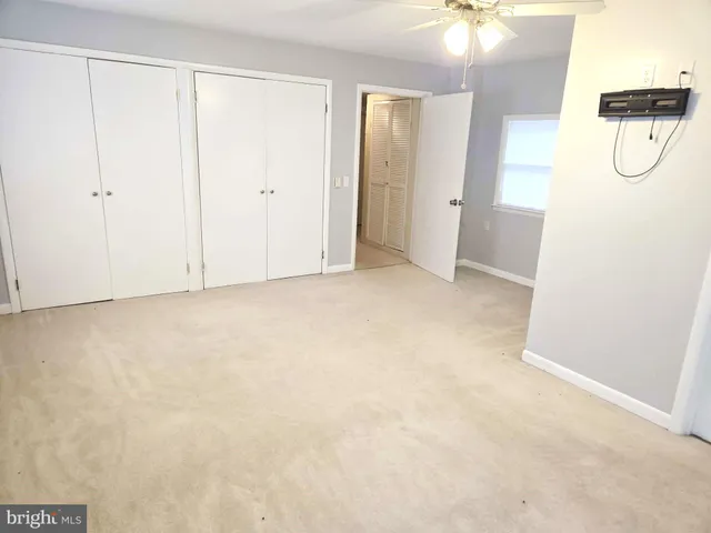 a view of room with an empty room