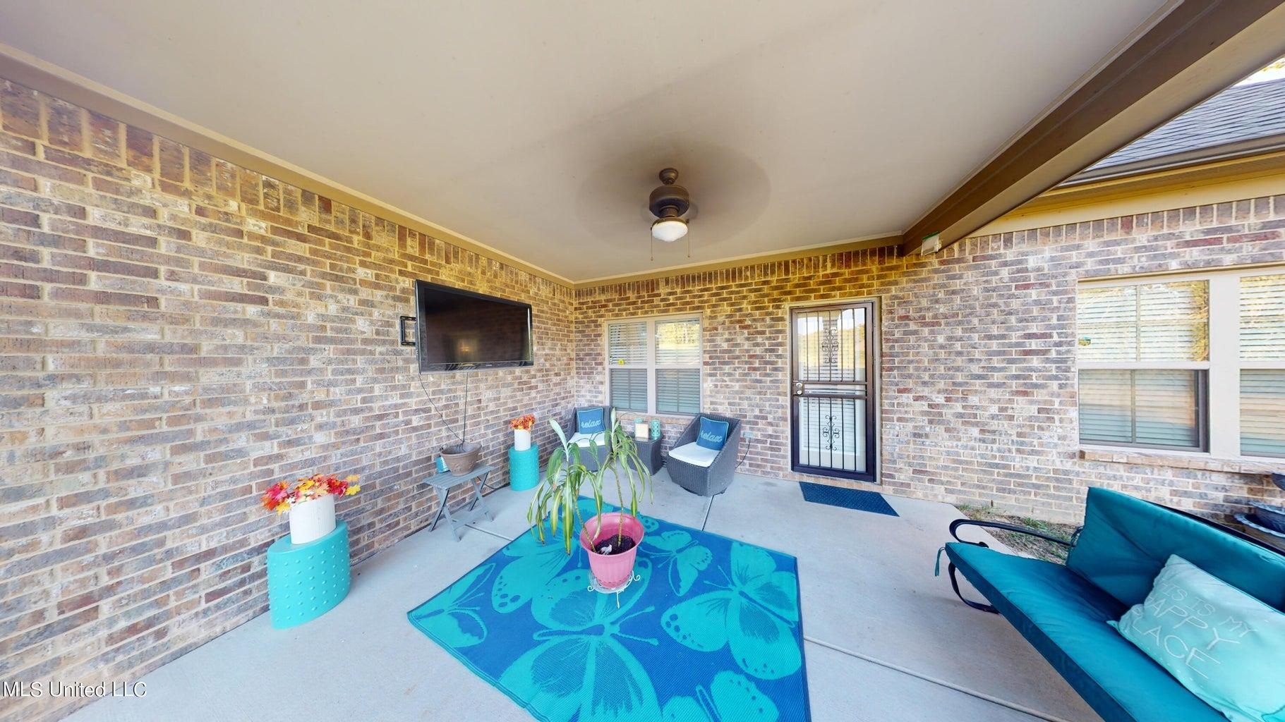 2364 Nikki Ridge Drive Nesbit, MS 38651 - Photo 24 of 26 a living room filled with furniture