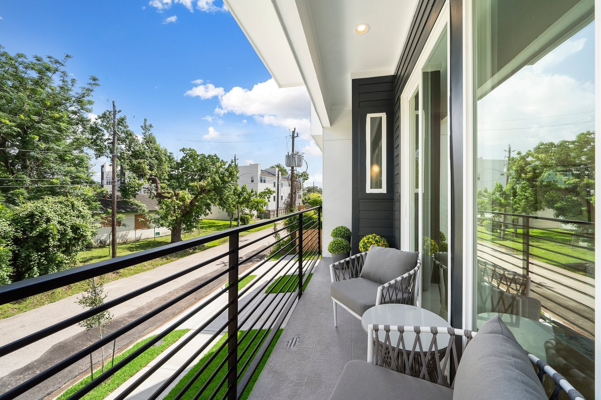 1607 Barbee Street Houston, TX 77004 - Photo 13 of 27 Start your day with a morning coffee or unwind with an evening breeze on the second floor balcony.