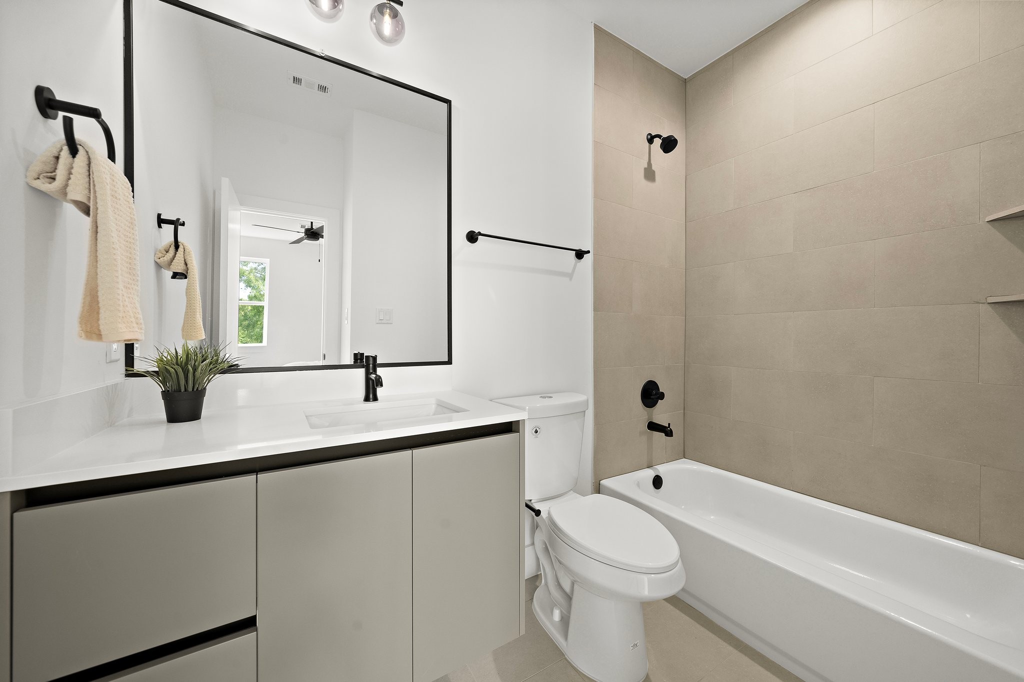 1607 Barbee Street Houston, TX 77004 - Photo 19 of 27 This secondary ensuite bathroom on the third floor features modern fixtures, a sleek vanity, and a shower-tub combo.