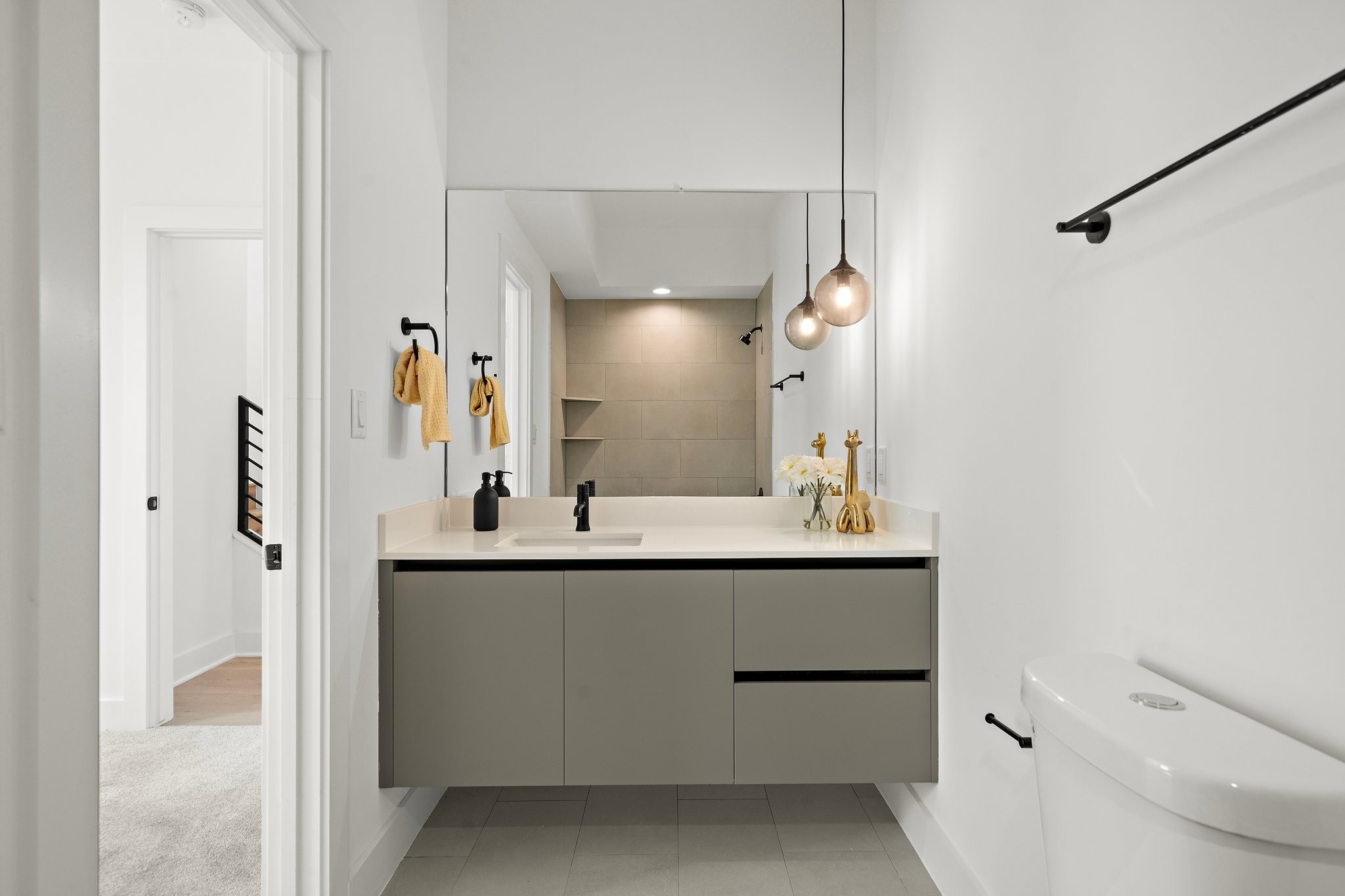 1607 Barbee Street Houston, TX 77004 - Photo 8 of 27 The secondary en suite bathroom in first floor offers a warm, inviting ambiance with tasteful design elements throughout.