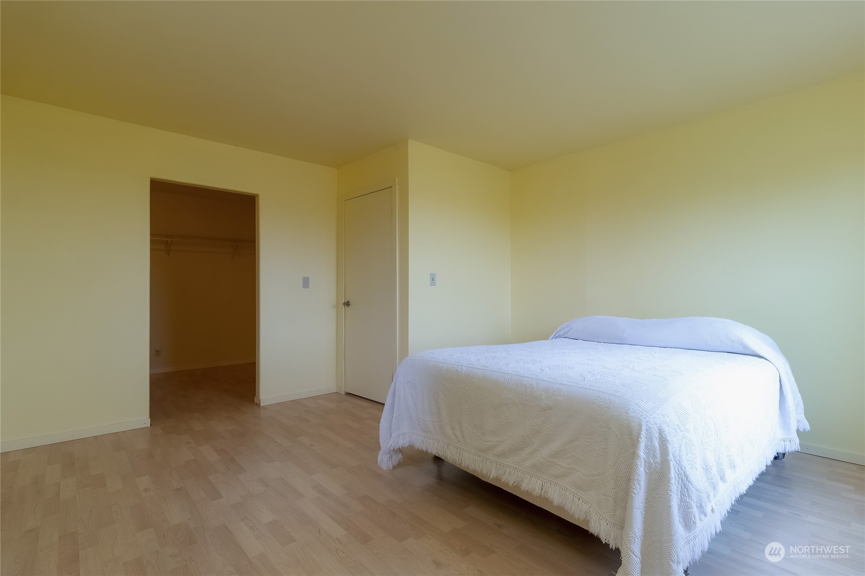 266 Thurber Road Touchet, WA 99360 - Photo 19 of 39 a bedroom with a bed and a wall painting