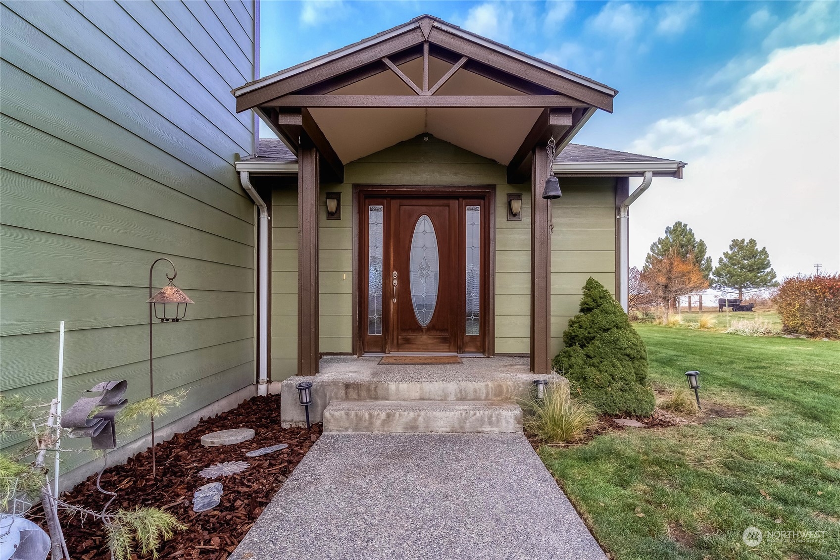266 Thurber Road Touchet, WA 99360 - Photo 2 of 39 a front view of a house with garden