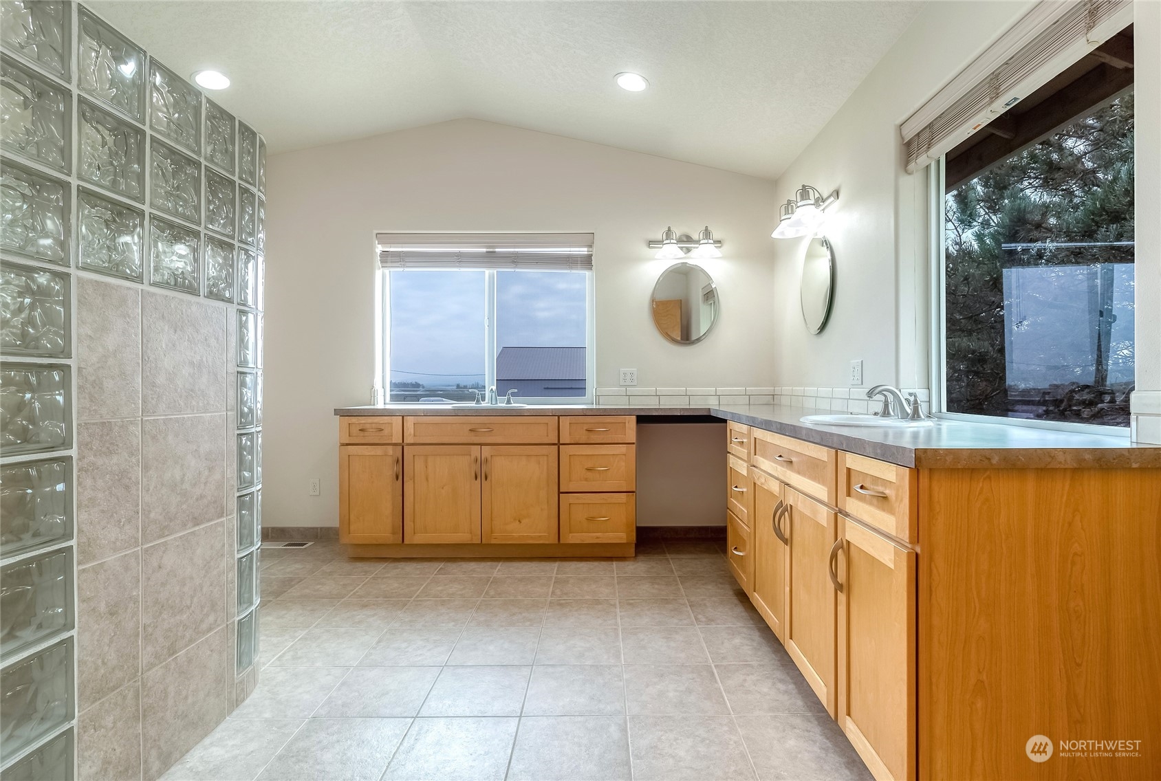 266 Thurber Road Touchet, WA 99360 - Photo 29 of 39 a large bathroom with a double vanity sink a mirror and a bathtub