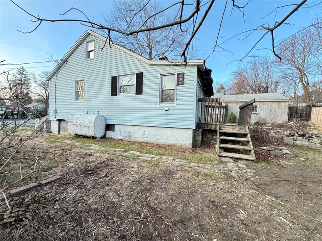 a view of a house with backyard