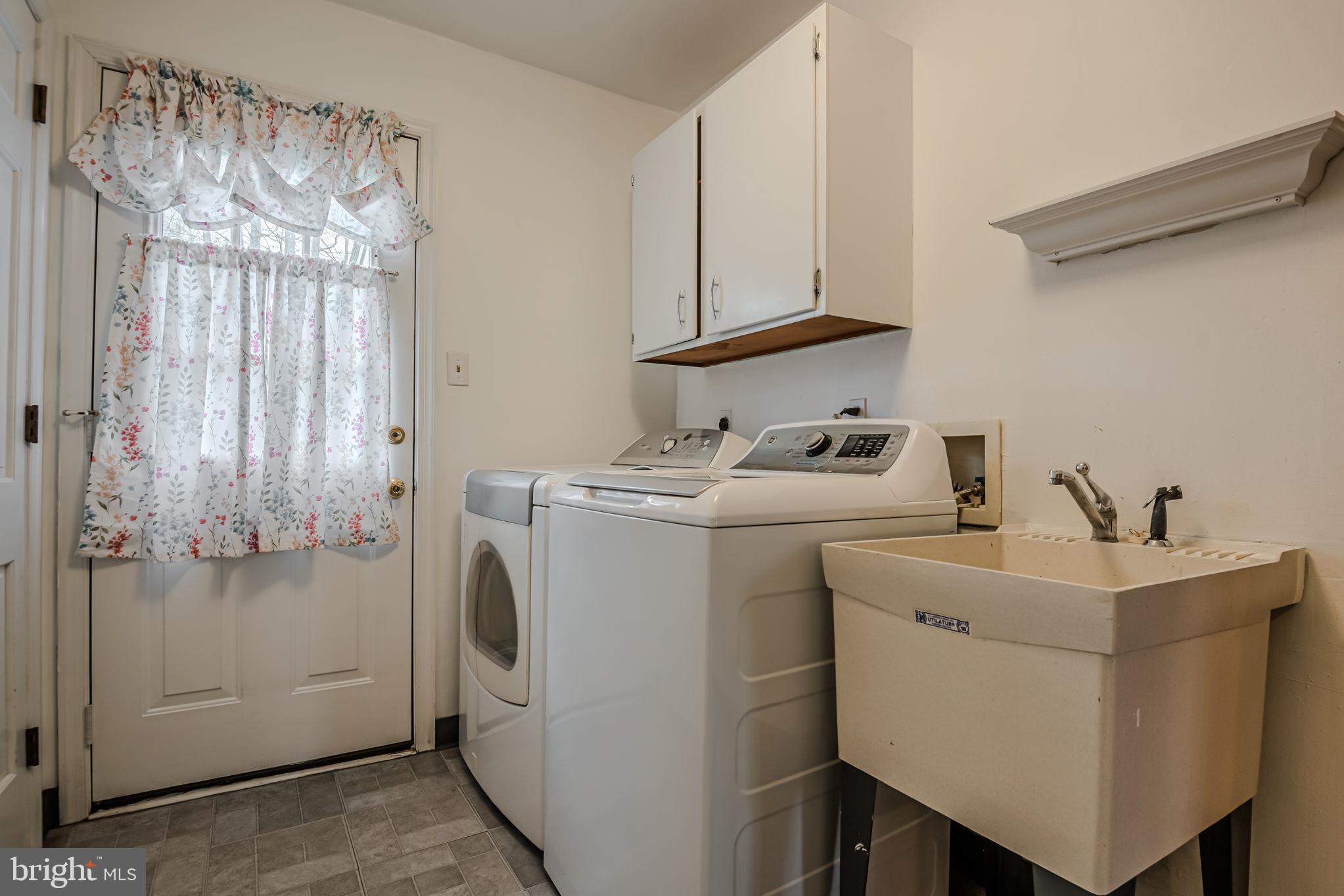 211 Hitching Post Drive Wilmington, DE 19803 - Photo 31 of 67 Laundry Room w/Backyard Access