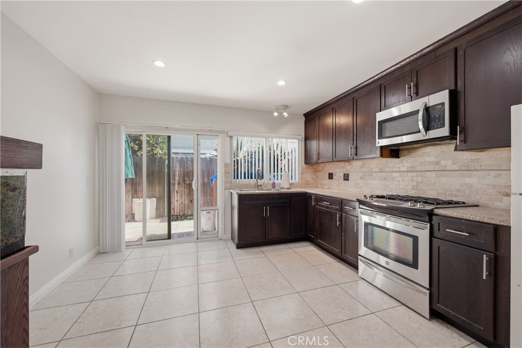 3424 Lockwood Court Simi Valley, CA 93063 - Photo 9 of 21
