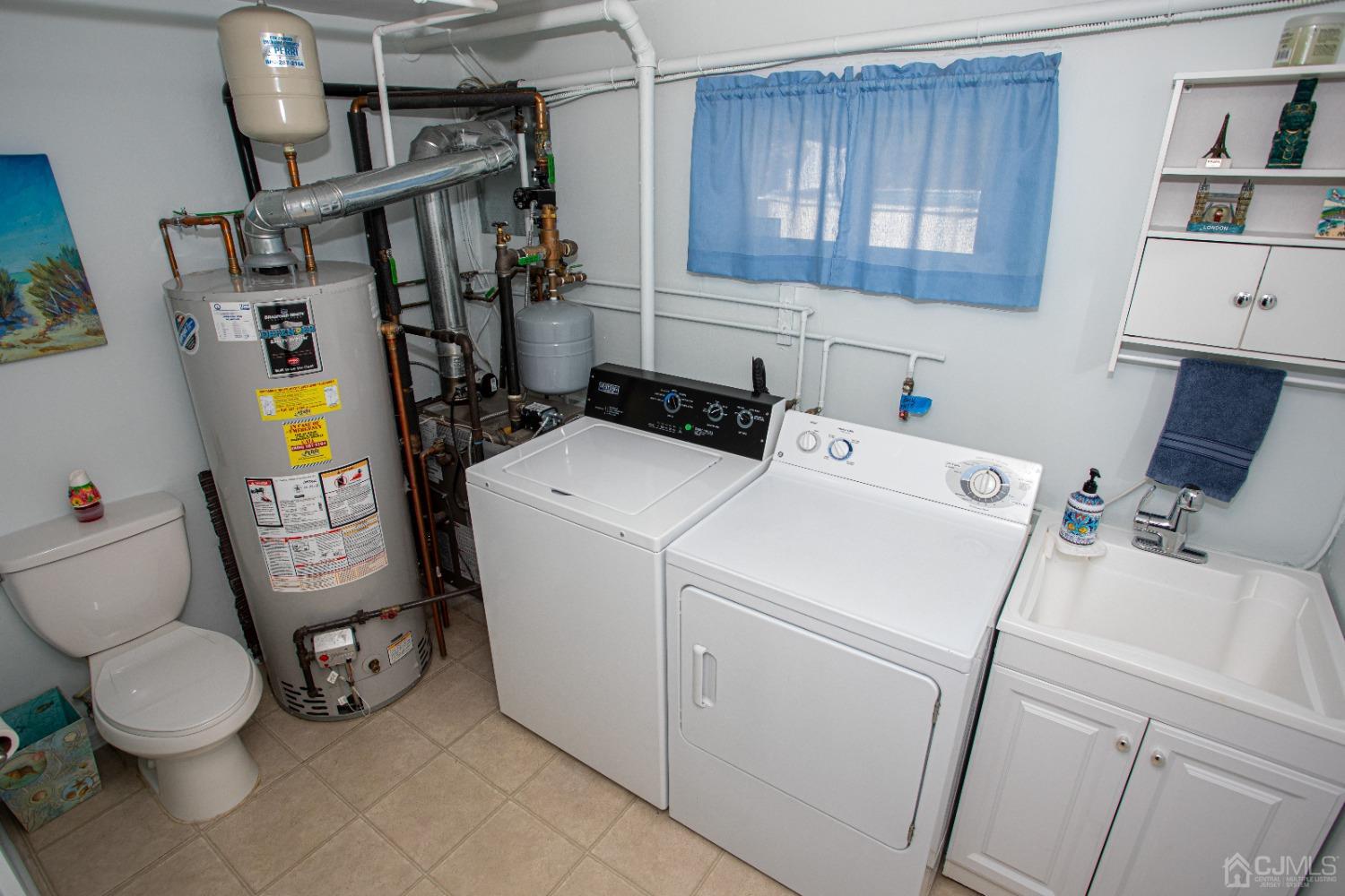 25 Finley Road Edison, NJ 08817 - Photo 41 of 51 a utility room with dryer and washer