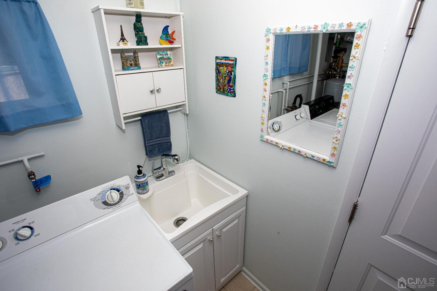 25 Finley Road Edison, NJ 08817 - Photo 42 of 51 a bathroom with a sink and a mirror