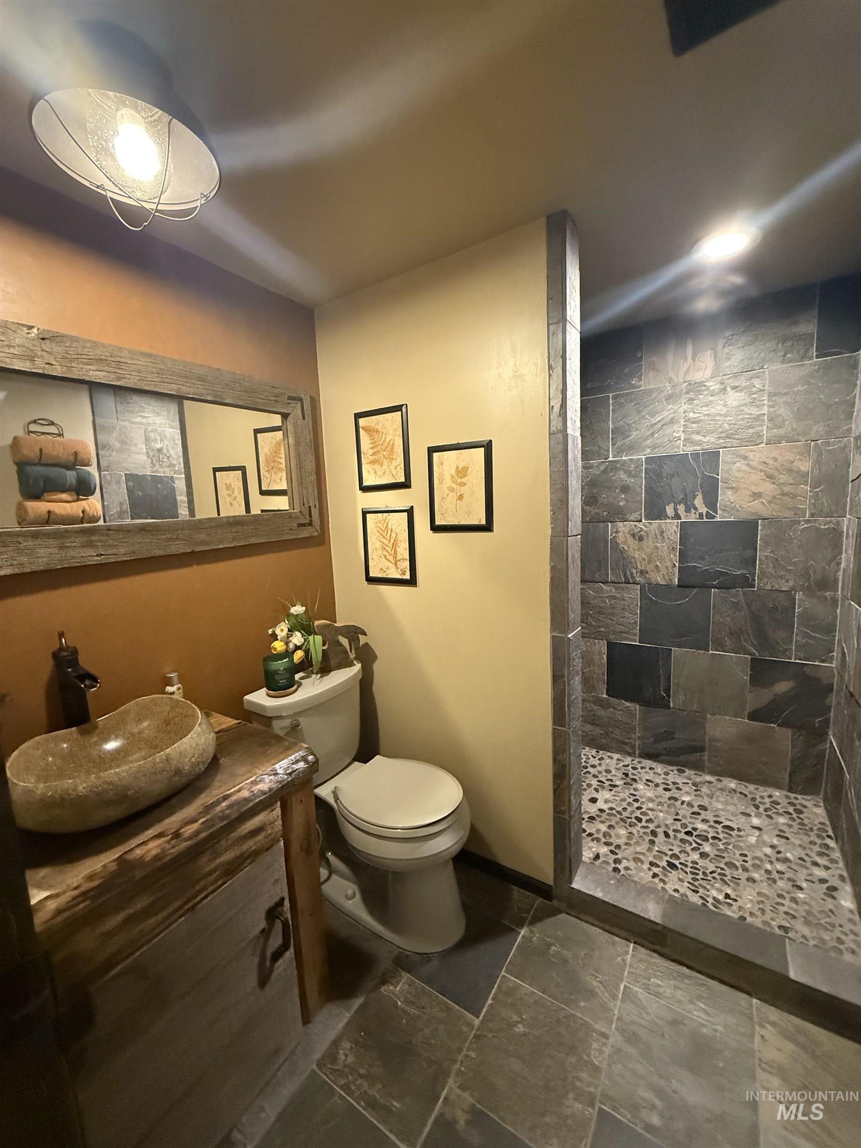 403 138th Street Orofino, ID 83544 - Photo 28 of 32 Full bathroom with a tile shower and vanity