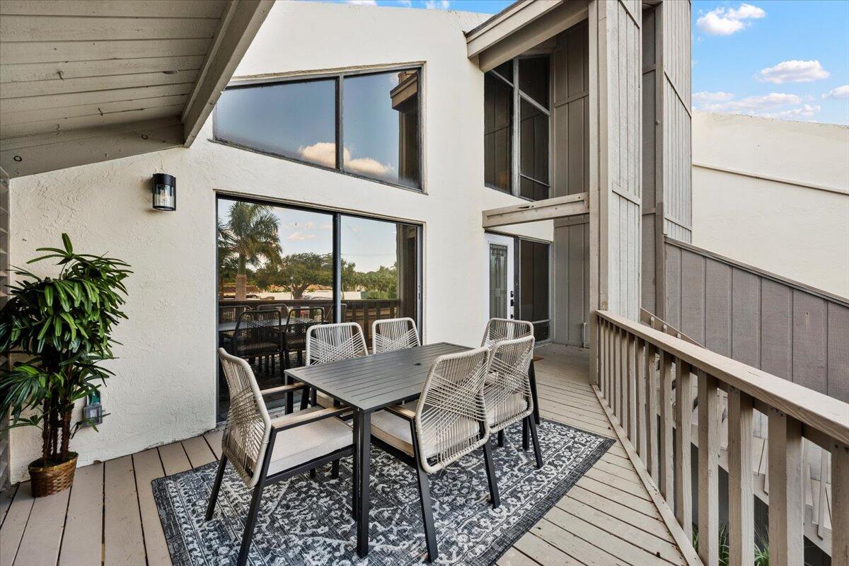 1605 Us-1, Unit 1F Jupiter, FL 33477 - Photo 18 of 34 2nd level patio dining