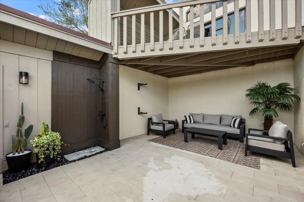 1605 Us-1, Unit 1F Jupiter, FL 33477 - Photo 21 of 34 Seating Patio