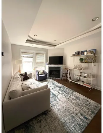 $3,200 | 526 West Cornelia Avenue, Unit 1, Chicago, IL 60657