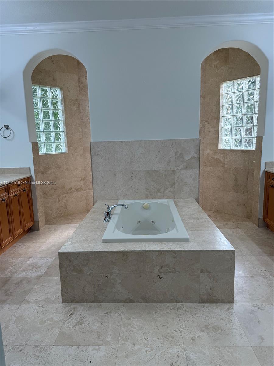 2273 Phoenix Avenue Davie, FL 33324 - Photo 17 of 20 view of entryway with bathtub