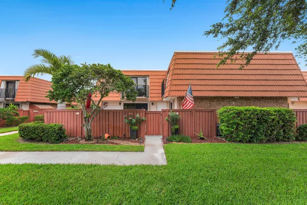 $425,000 | 2818 Waterford Drive North, Deerfield Beach, FL 33442