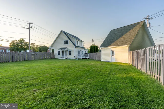 a view of a house with backyard and garden