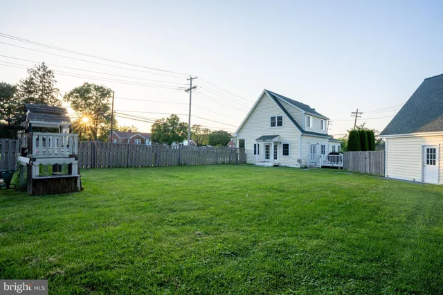 a view of a house with backyard and garden