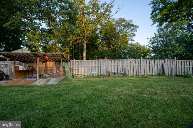 a view of a barn in the middle of a yard