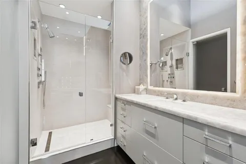 a en suite bathroom with a double vanity sink and a mirror