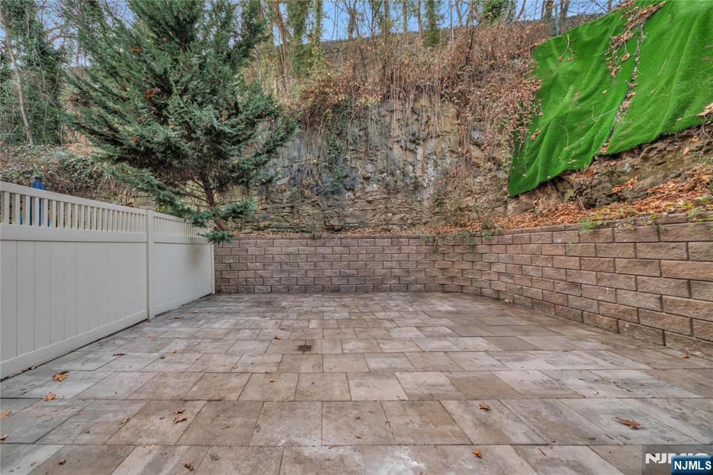 516 Undercliff Avenue Edgewater, NJ 07020 - Photo 13 of 32 a view of a yard