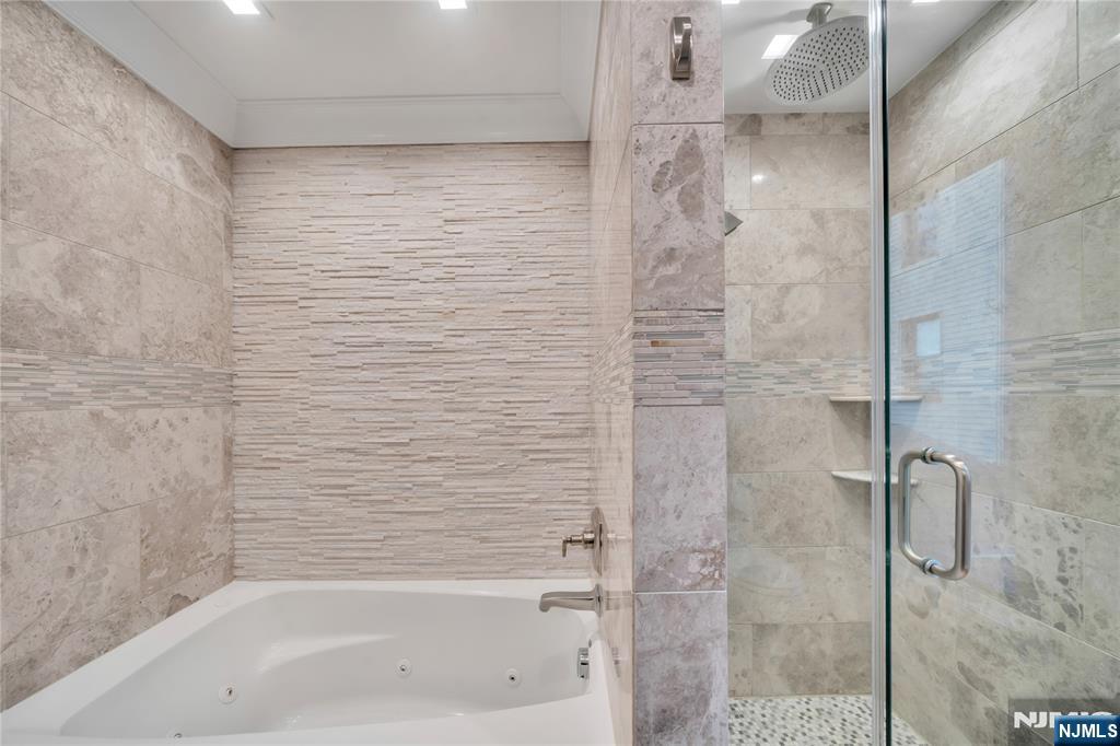 516 Undercliff Avenue Edgewater, NJ 07020 - Photo 20 of 32 a bathroom with a bathtub