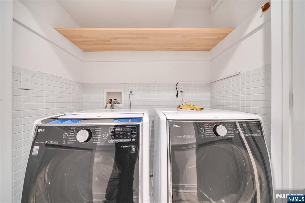 516 Undercliff Avenue Edgewater, NJ 07020 - Photo 21 of 32 a utility room with dryer and washer