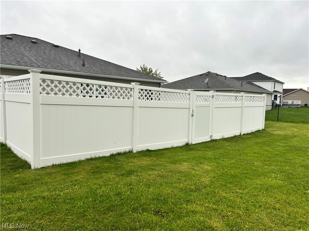 727 Wood Ridge Road Geneva, OH 44041 - Photo 8 of 31 Vinyl Privacy Fence