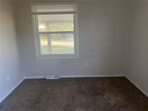 $129,000 | 1025 East 84th Terrace, Kansas City, MO 64131