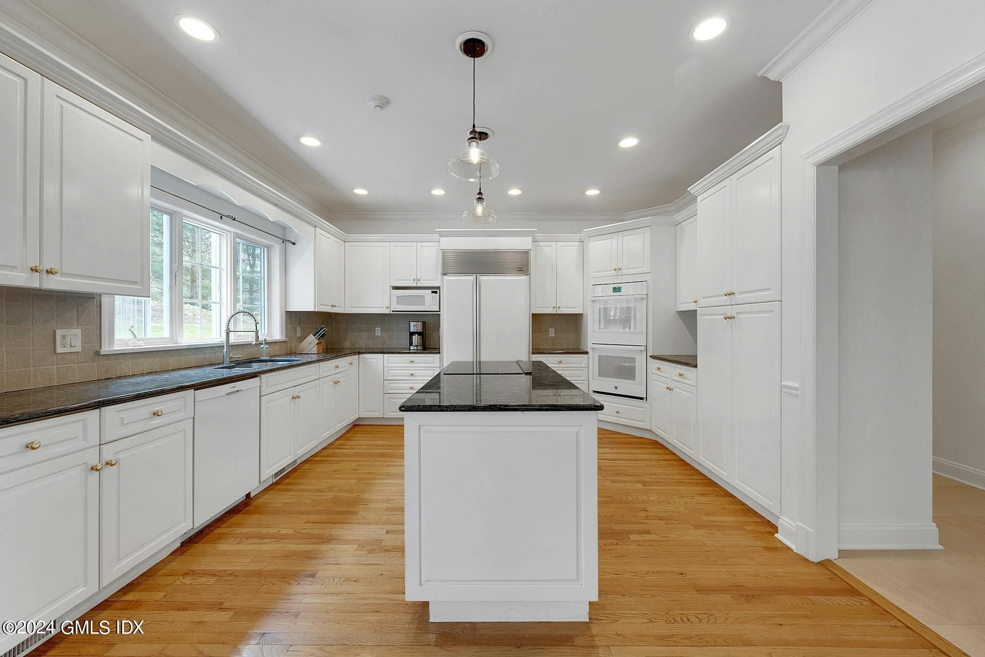 379 Briar Brae Road Stamford, CT 06903 - Photo 6 of 39 5A