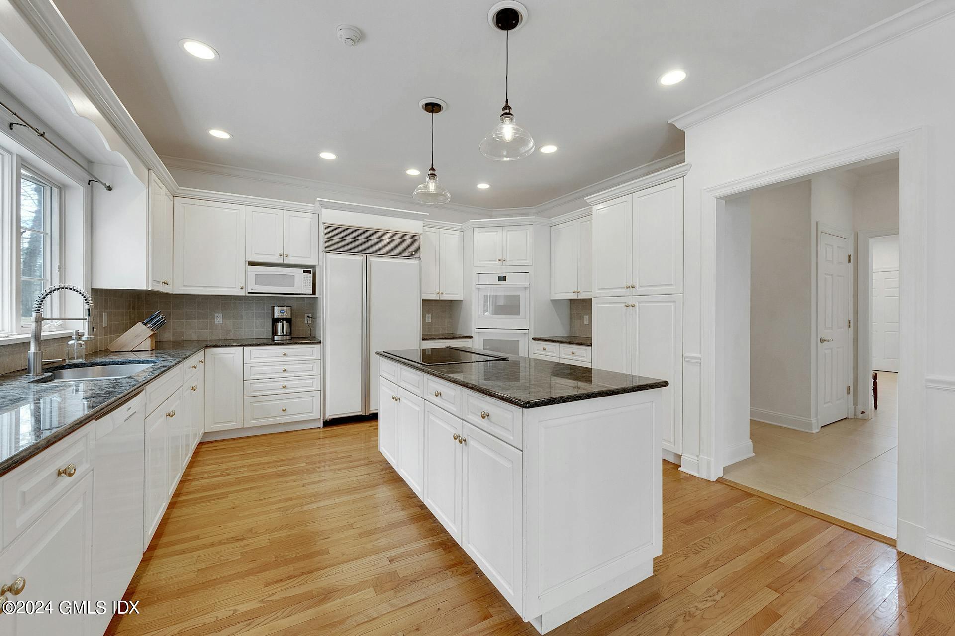 379 Briar Brae Road Stamford, CT 06903 - Photo 7 of 39 6A
