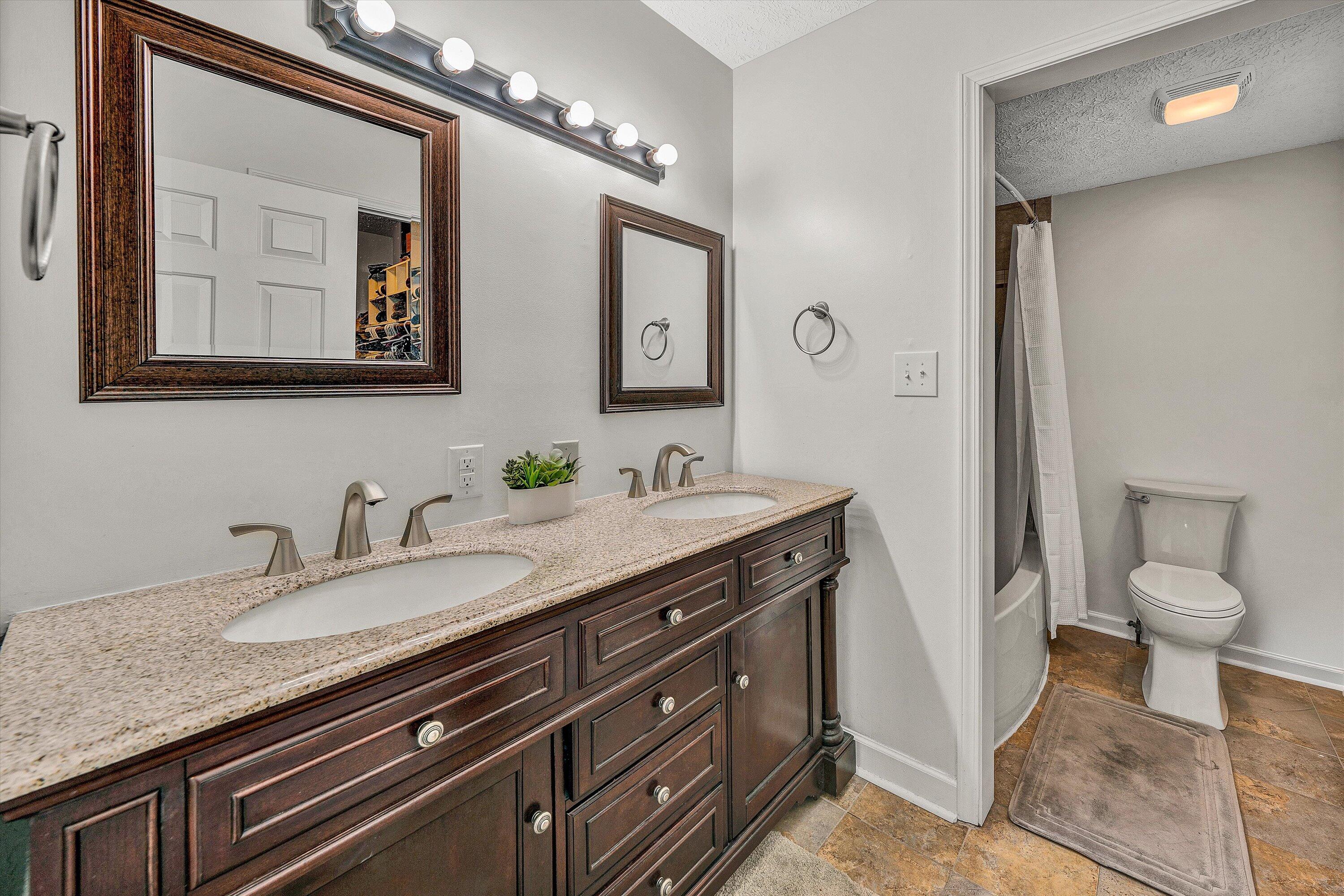 1015 Clearfield Road Southwest Roanoke, VA 24015 - Photo 25 of 65 Primary Bath