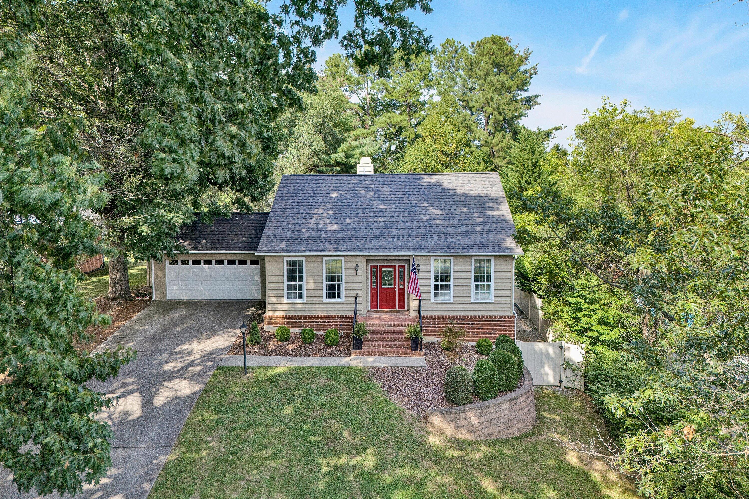 1015 Clearfield Road Southwest Roanoke, VA 24015 - Photo 3 of 65 Front elevated view