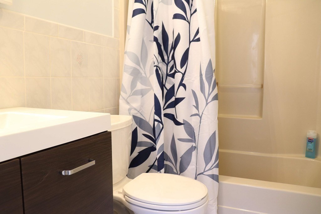 12 Regent Street, Unit 2 Cambridge, MA 02140 - Photo 15 of 42 a bathroom with a toilet and a bathtub