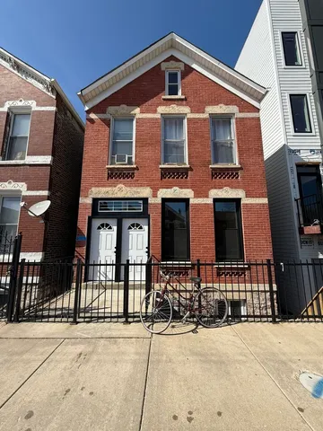 $2,100 | 2124 West 18th Place, Unit 1, Chicago, IL 60608